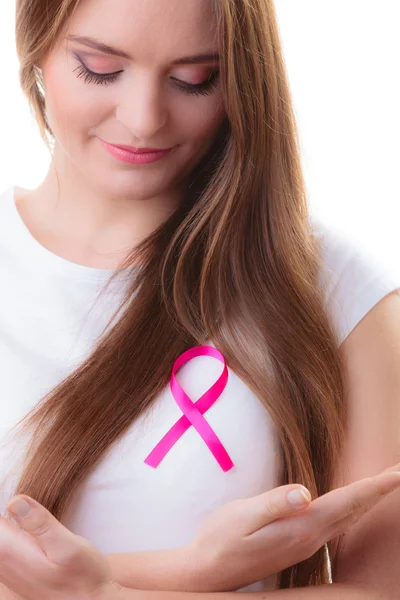 Kvinna i t-shirt med rosa cancer menyfliksområdet isolerade — Stockfoto