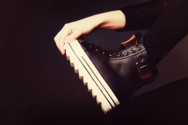 Concepto de personas - chica adolescente en zapatos casuales —  Fotos de Stock