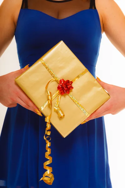 Holidays love happiness concept - girl with gift box — Stock Photo, Image