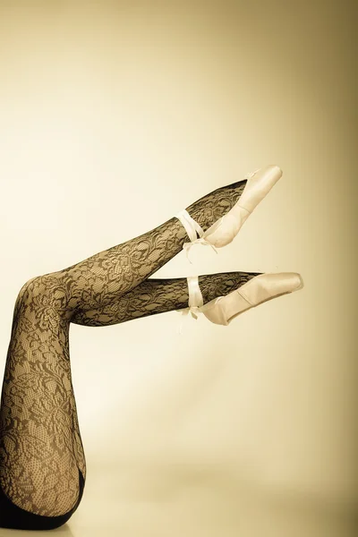 Feminino pernas dançarina em sapatos de balé — Fotografia de Stock