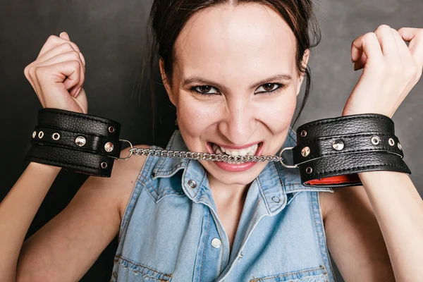 Arrestatie en gevangenis. Criminele vrouw gevangene meisje in handboeien — Stockfoto