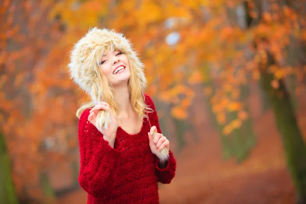 Frau in Winterbekleidung Pelzmütze — Stockfoto