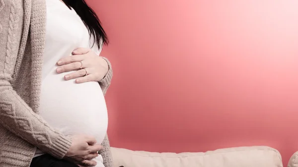 Gros plan sur le ventre de la femme enceinte — Photo