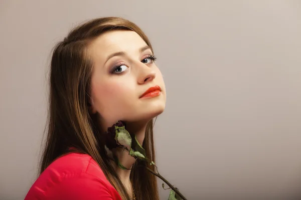 Femme de mode adolescent fille en robe rouge avec rose sèche. — Photo