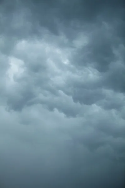 Paisaje nublado dramático. Nubes tormentosas en el cielo . — Foto de Stock