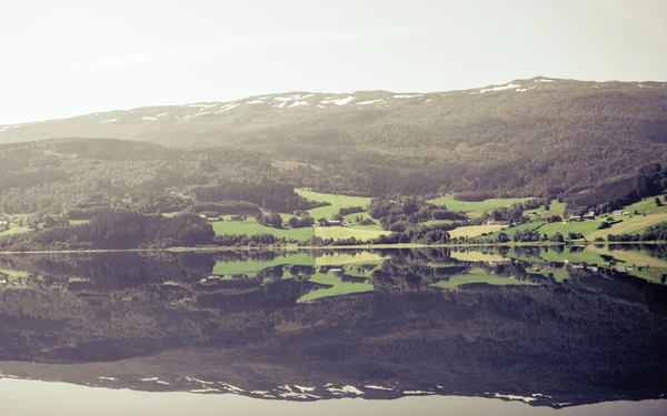 Tourismus und Reisen. Landschaft und Fjord in Norwegen. — Stockfoto