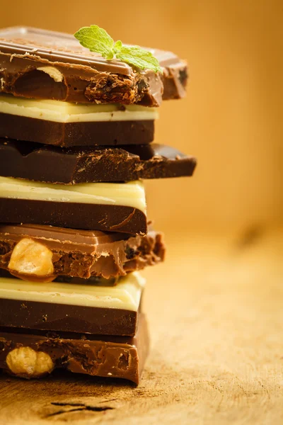 Stapel verschiedener Sorten Schokolade — Stockfoto