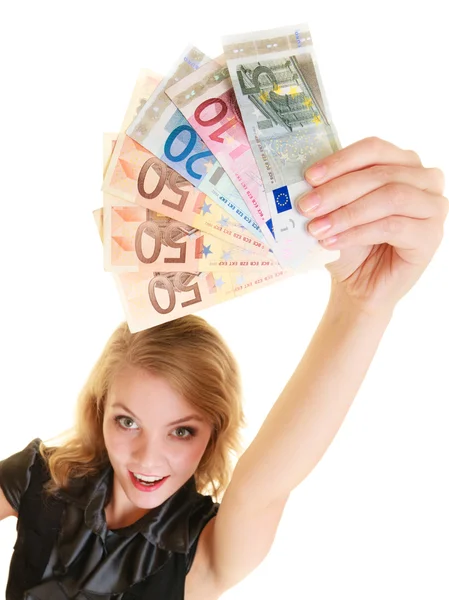 Πλούσια γυναίκα δείχνει τραπεζογραμματίων του ευρώ νόμισμα χρήματα. — Φωτογραφία Αρχείου