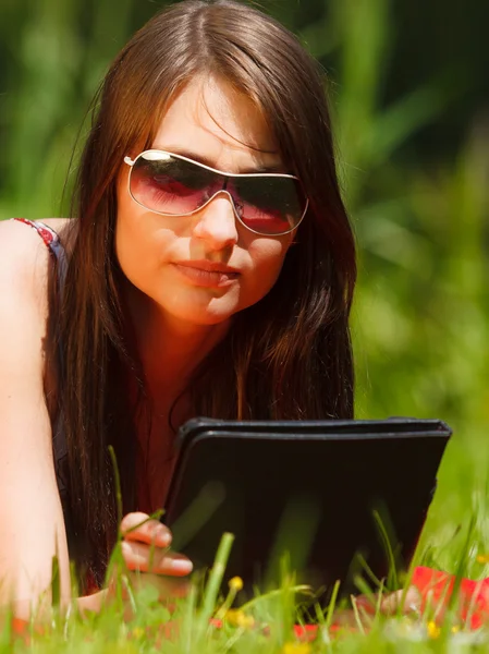 Tablet bilgisayar açık havada okuma kullanan kadın. — Stok fotoğraf