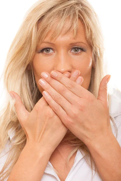 Vrouw bedekken haar mond met handen — Stockfoto