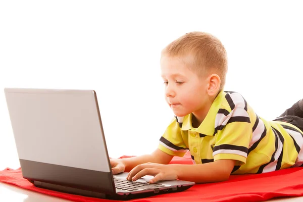 Kleiner Junge mit Laptop — Stockfoto