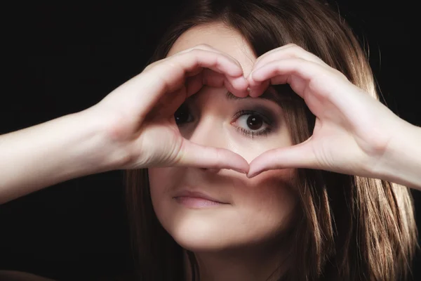 Genç kız kalp şekli aşk sembolü elle yapıyor — Stok fotoğraf