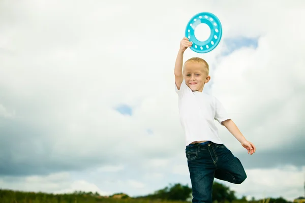 Enfant dans l'aire de jeux enfant en action garçon jouer avec frisbee — Photo