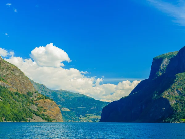 Turismo e viagens. Montanhas e fiordes na Noruega . — Fotografia de Stock