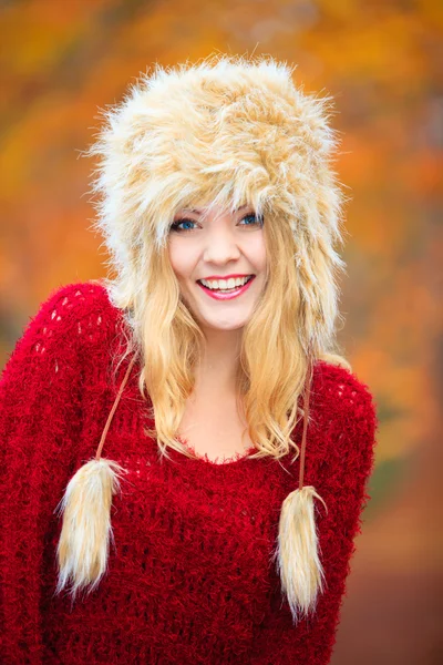 Kobieta w zimie ubrania futro czapka zewnątrz — Zdjęcie stockowe