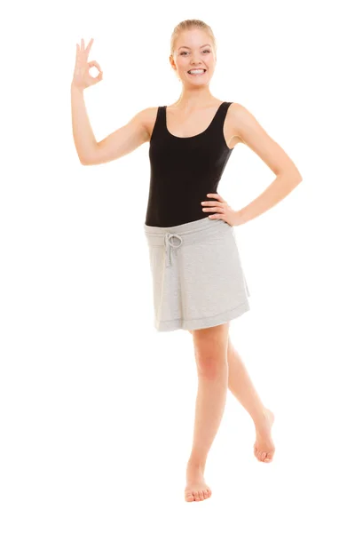 Fitness sportliches Mädchen zeigt ok okay Handzeichen Geste — Stockfoto