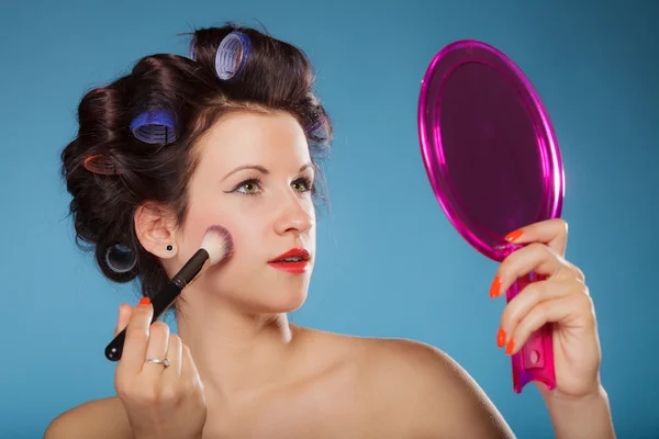 Женщина наносит румяный макияж — стоковое фото