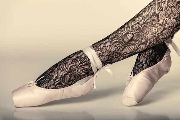 Gambe femminili in scarpe da balletto — Foto Stock