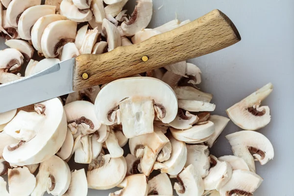 Cogumelos e faca de cozinha . — Fotografia de Stock