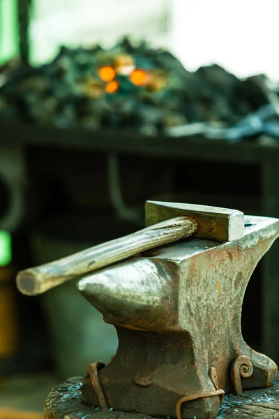 Hammer on blacksmith anvil — Stock Photo, Image