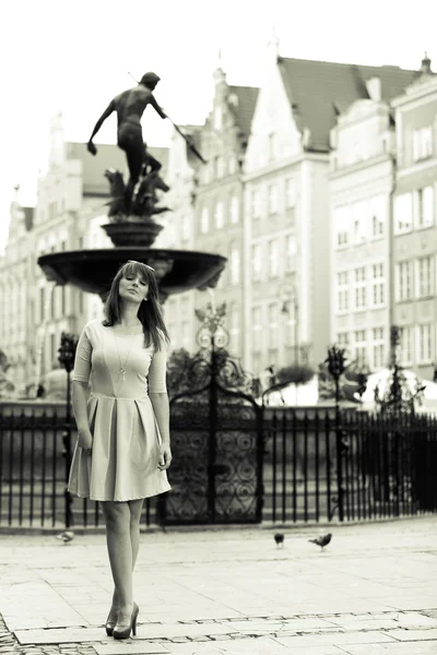 Femme debout dans la rue — Photo