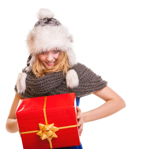 Mädchen mit roter Geschenkschachtel — Stockfoto