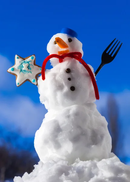 Рождественский снеговик на улице — стоковое фото