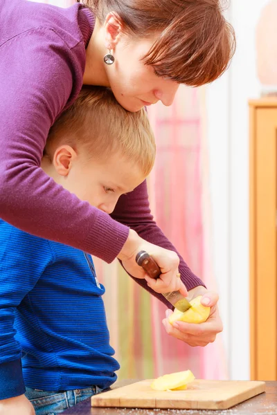 Mother teaching  her son — Stock Photo, Image