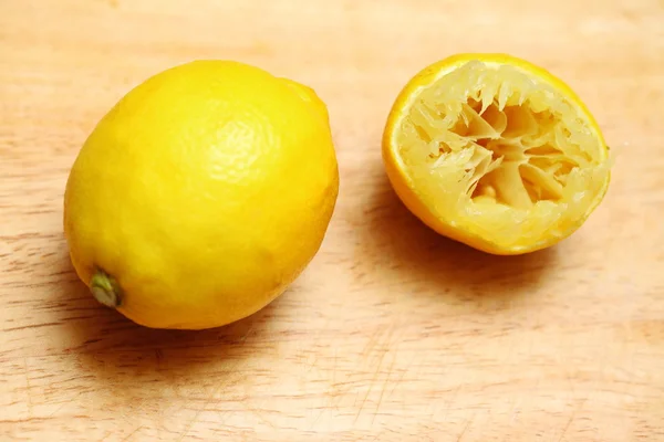 Lemons on  table — Stock Photo, Image