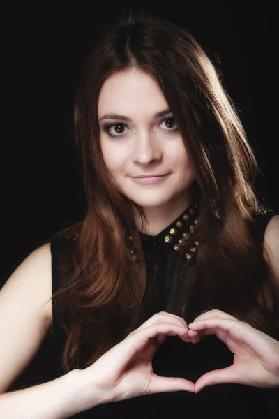 Adolescent fille faire coeur symbole avec mains — Photo