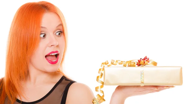 Ragazza in possesso di scatola regalo — Foto Stock