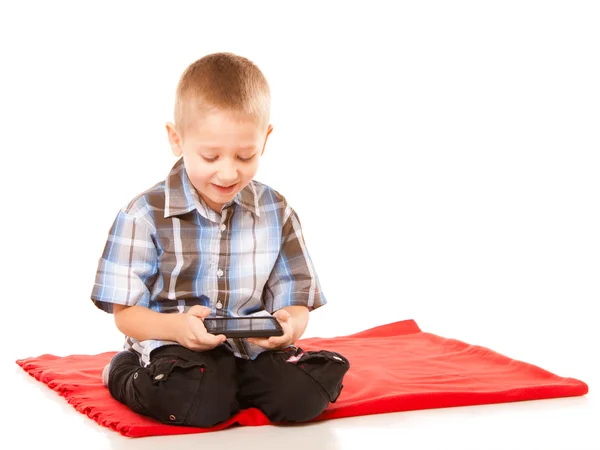 Kleine jongen die spelletjes speelt op de smartphone — Stockfoto