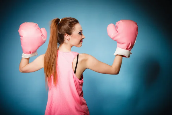 Mulher boxer vestindo grandes divertidas luvas rosa — Fotografia de Stock