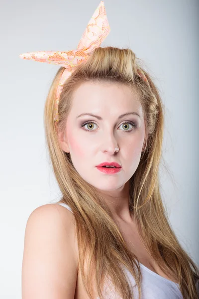 Pin up blond meisje poseren in studio — Stockfoto