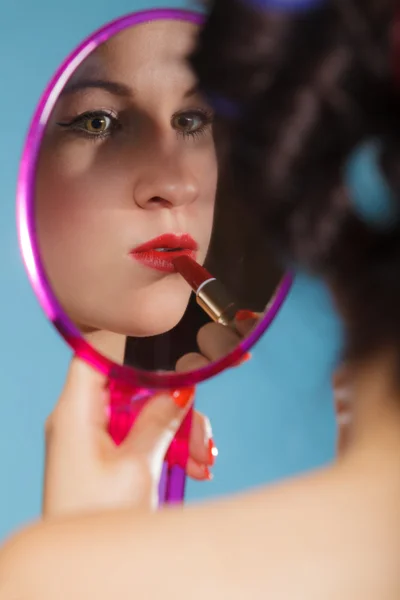 Dziewczyna stosowania czerwona szminka — Zdjęcie stockowe