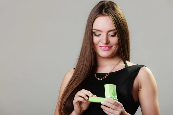 Woman holding green gift box — Stock Photo, Image