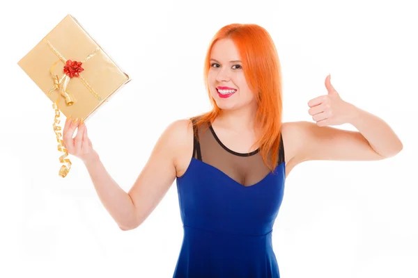 Chica sosteniendo caja de regalo — Foto de Stock