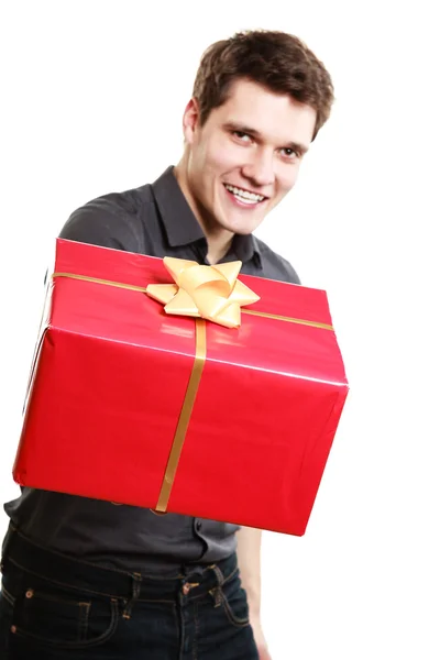 Mann gibt rote Geschenkschachtel — Stockfoto