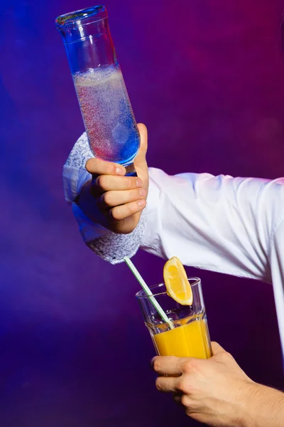 Homme préparant un cocktail alcoolisé — Photo