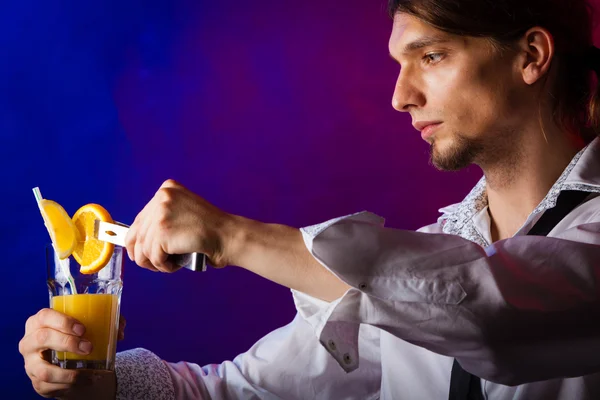 Man  preparing alcohol cocktail — Stock Photo, Image