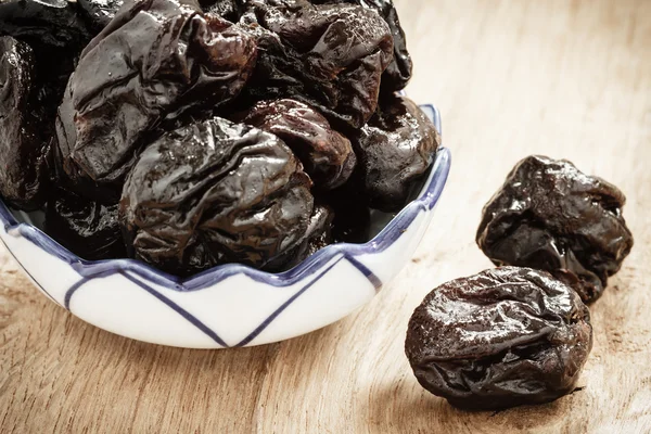 Prunes in bowl — Stock Photo, Image