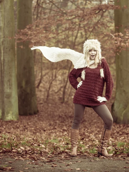 Girl posing in park — Stock Photo, Image