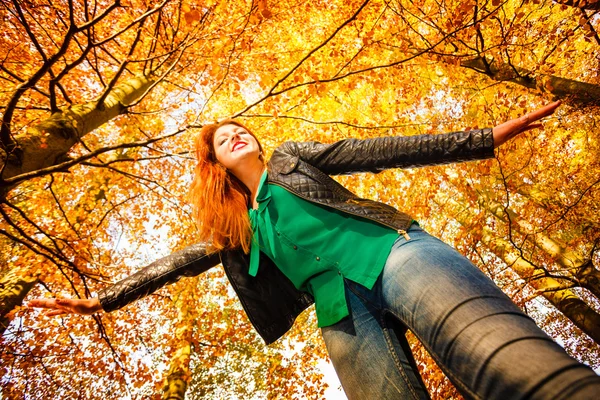Mulher sorrindo no parque de outono — Fotografia de Stock