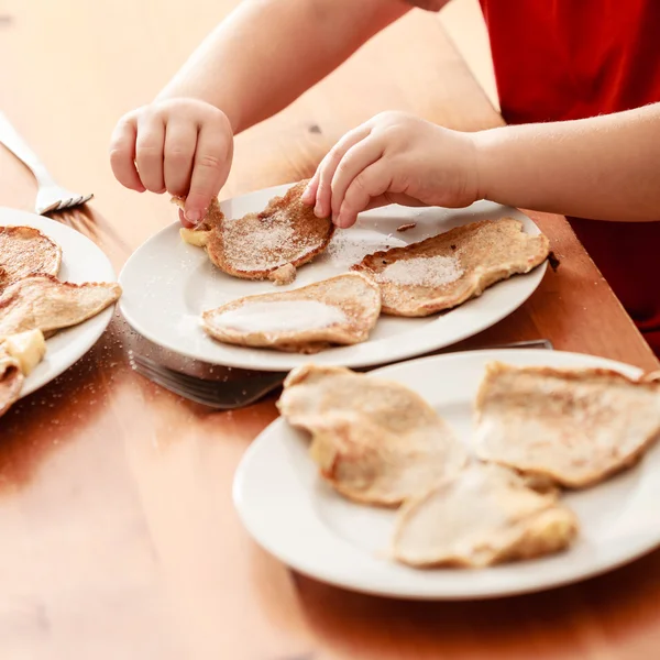 Menino comendo panquecas de maçã — Fotografia de Stock