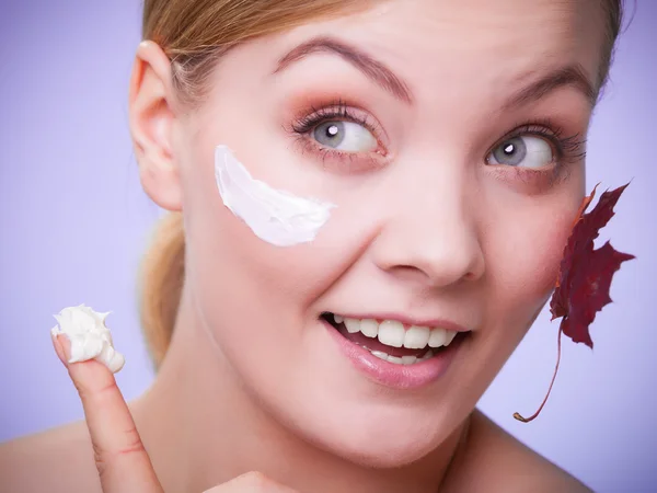 Femme fille avec feuille d'érable . — Photo