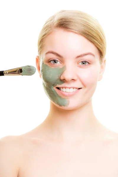 Mujer aplicando mascarilla de barro — Foto de Stock