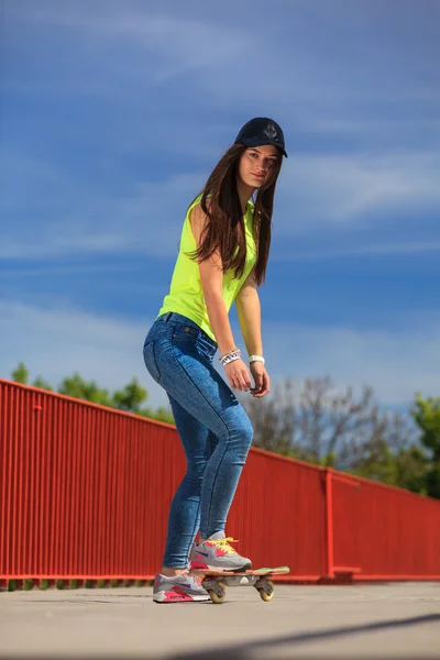 Skater ridning skateboard — Stockfoto