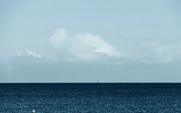 多云的天空海面之上 — 图库照片