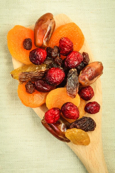Frutas secas en cuchara de madera . —  Fotos de Stock