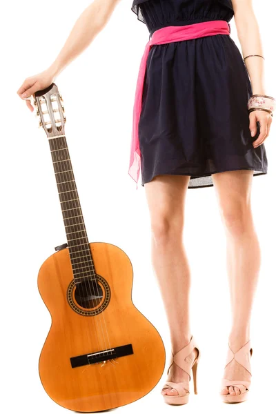 Flicka anläggning gitarr — Stockfoto